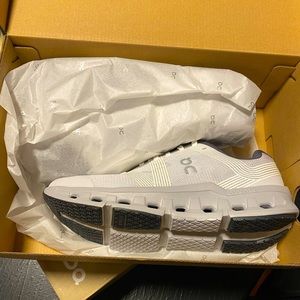 Womens On Cloud Shoes size 9